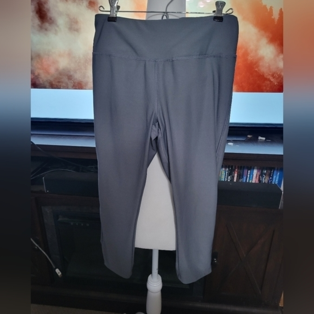 VOGO Athletica capri length leggings
